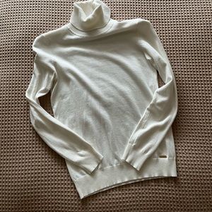 LIKE NEW Calvin Klein turtleneck sweater